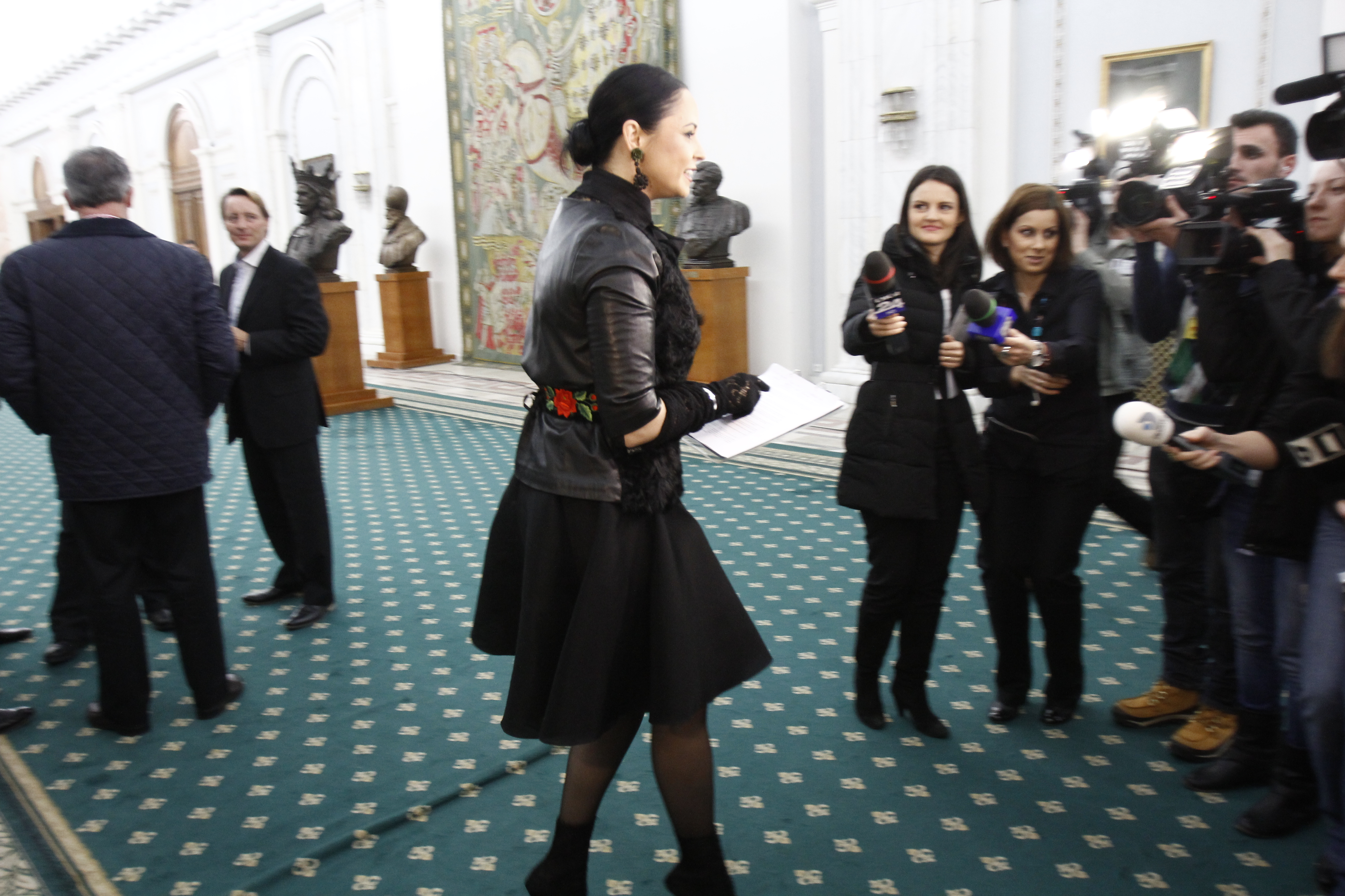 Andreea Marin a tinut piept avalansei de intrebarilor presei