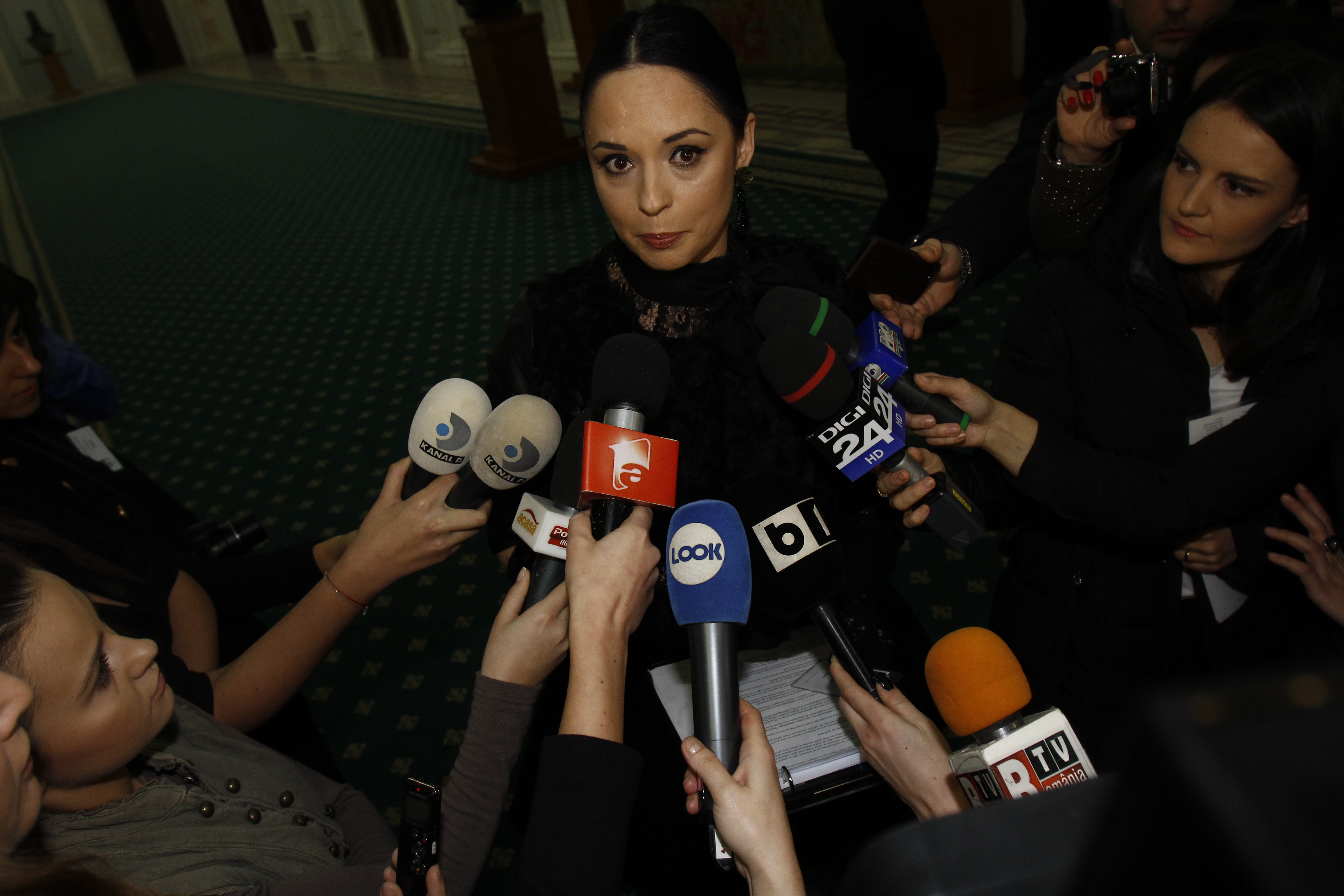 Andreea Marin a stat in lumina bliturilor