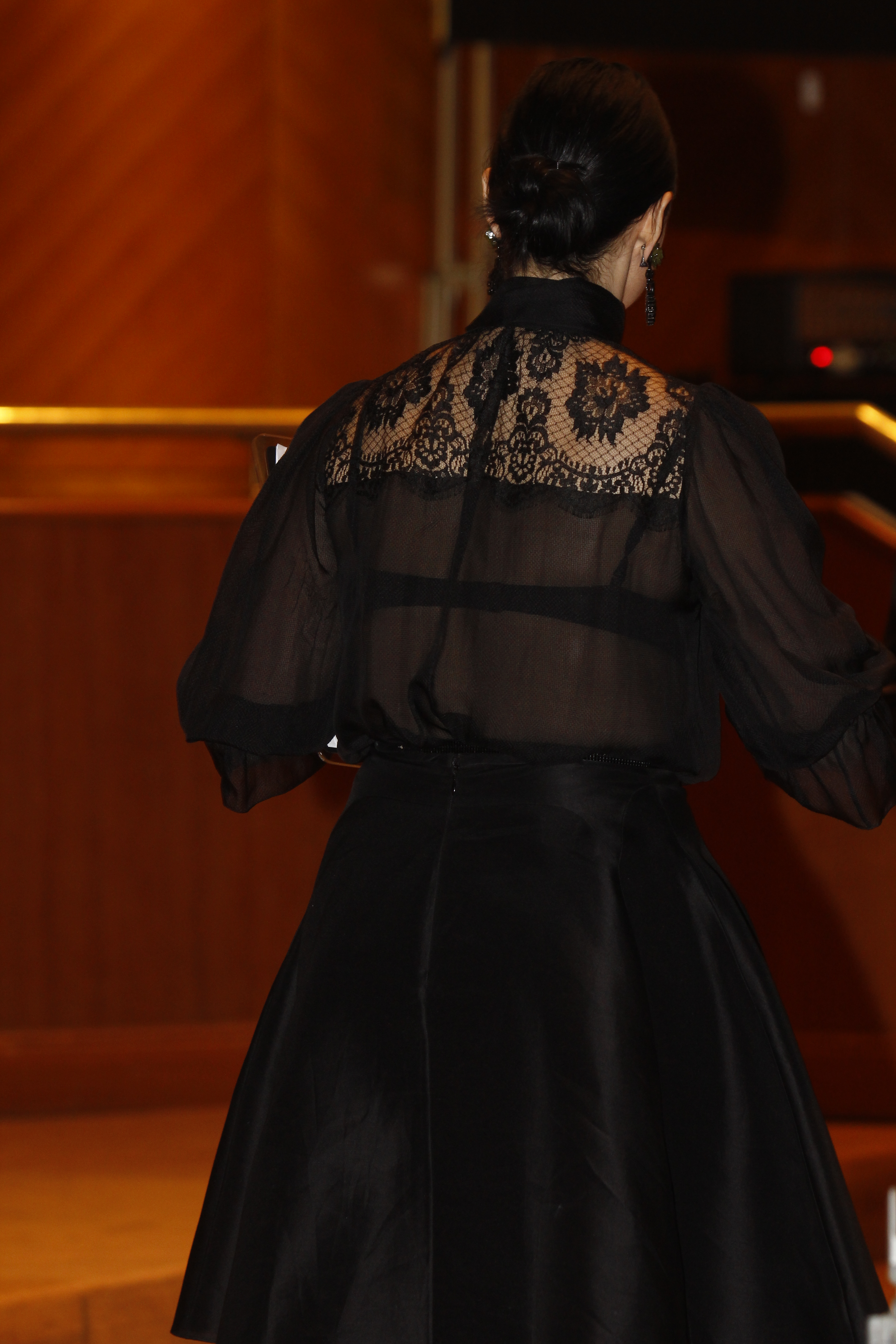 Stienul prea stramt care se ivea prin rochia transparenta, crea cute inestetice pe spatele Zanei