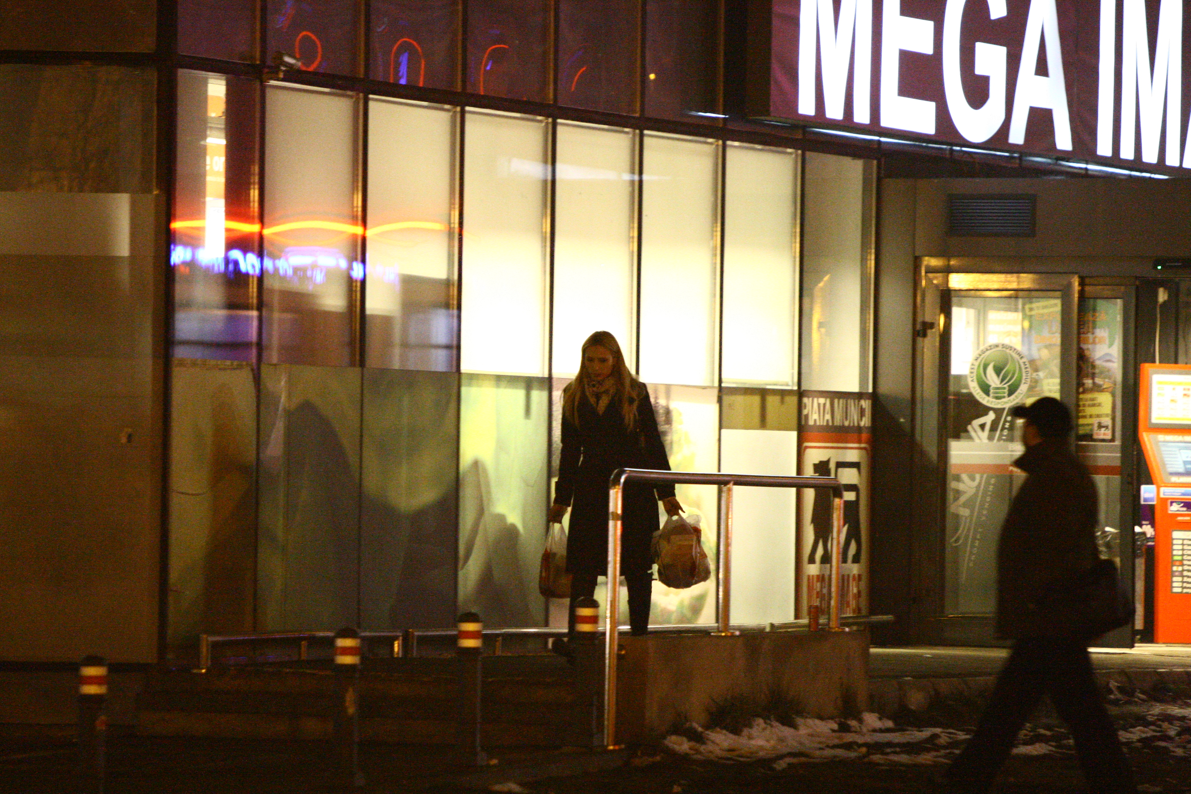 Iulia Vantur iese dintr-un supermarket incarcat cu plase de cumparaturi