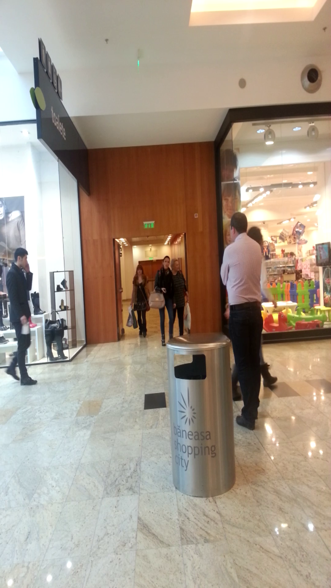 Cele doua ies de la baie, semn ca sedinta de shopping s-a intins destul de mult