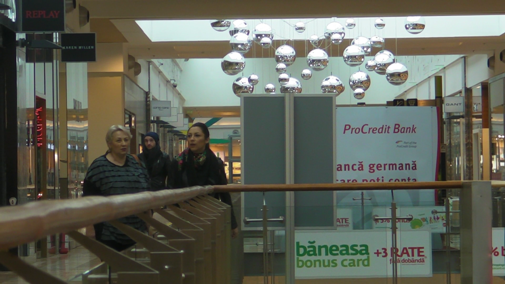 Artista i-a ales mamei sale mai multe tinute vestimentare