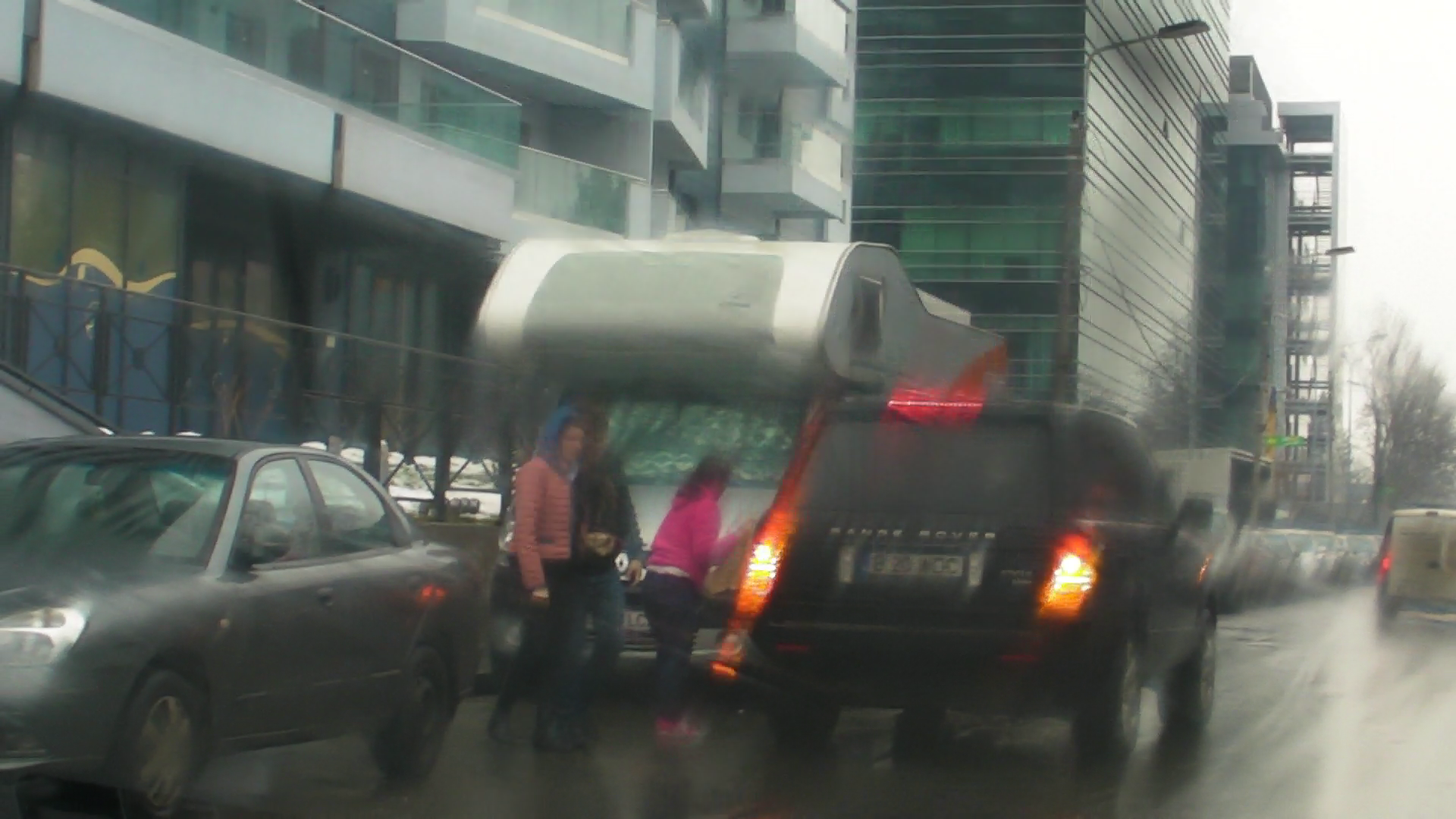 Cantareata o lasa pe bona in mijlocul strazii, aproape dezbracata