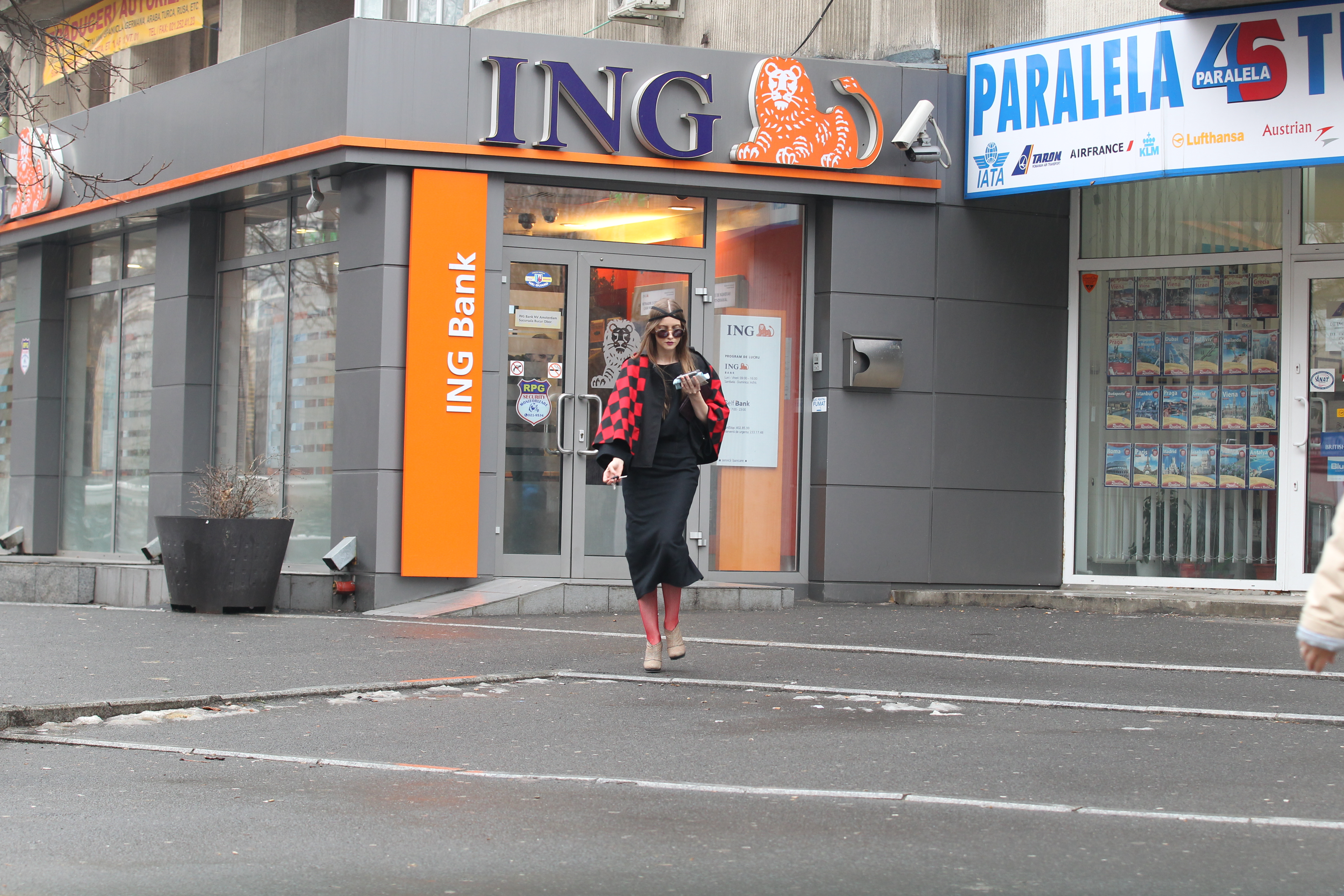 Iulia Albu este aproape de nerecunoscut atunci cand iese pe strada