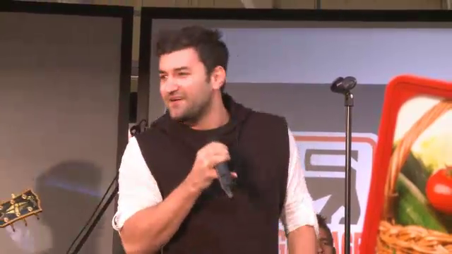 Smiley a incins atmosfera, cu un recital printre rafturi