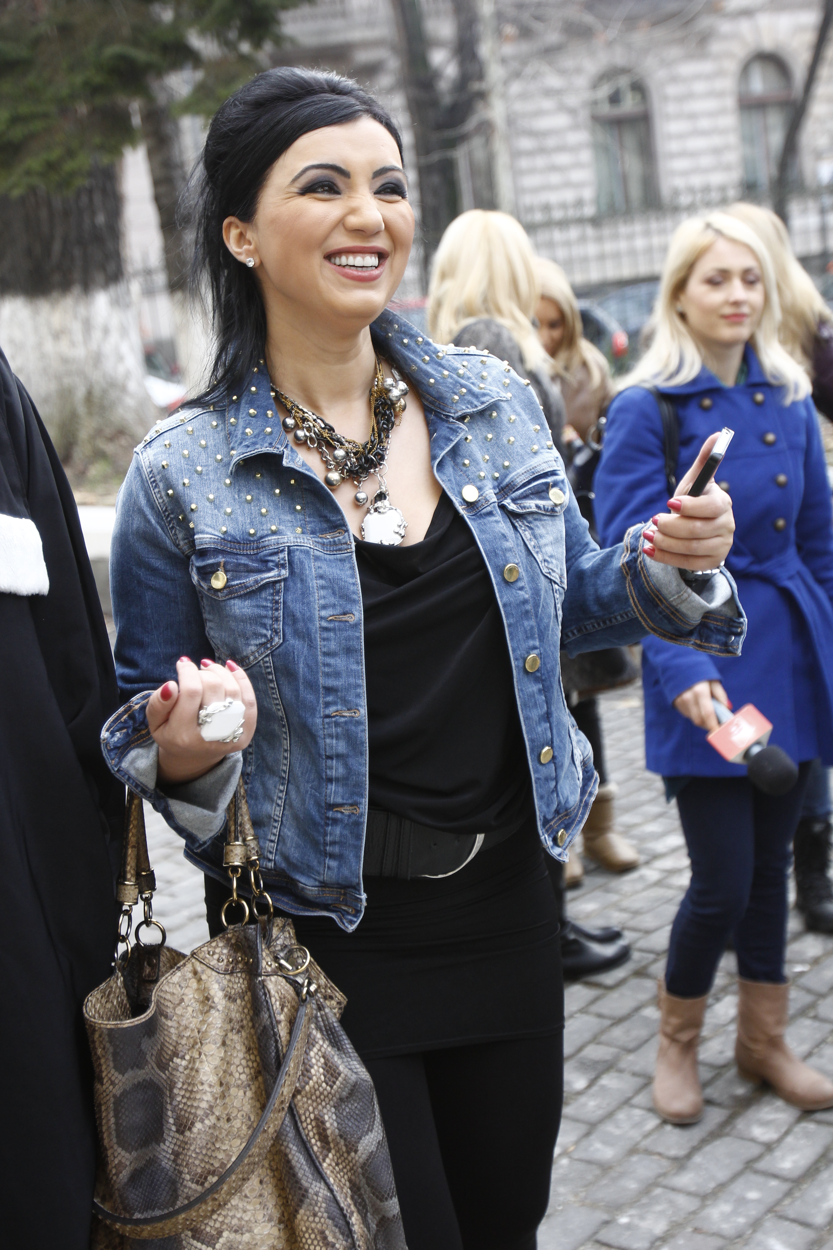 Adriana Bahmuteanu a adoptat atitudinea unei invingatoare, in ziua cand s-a prezentat la procesul de divort