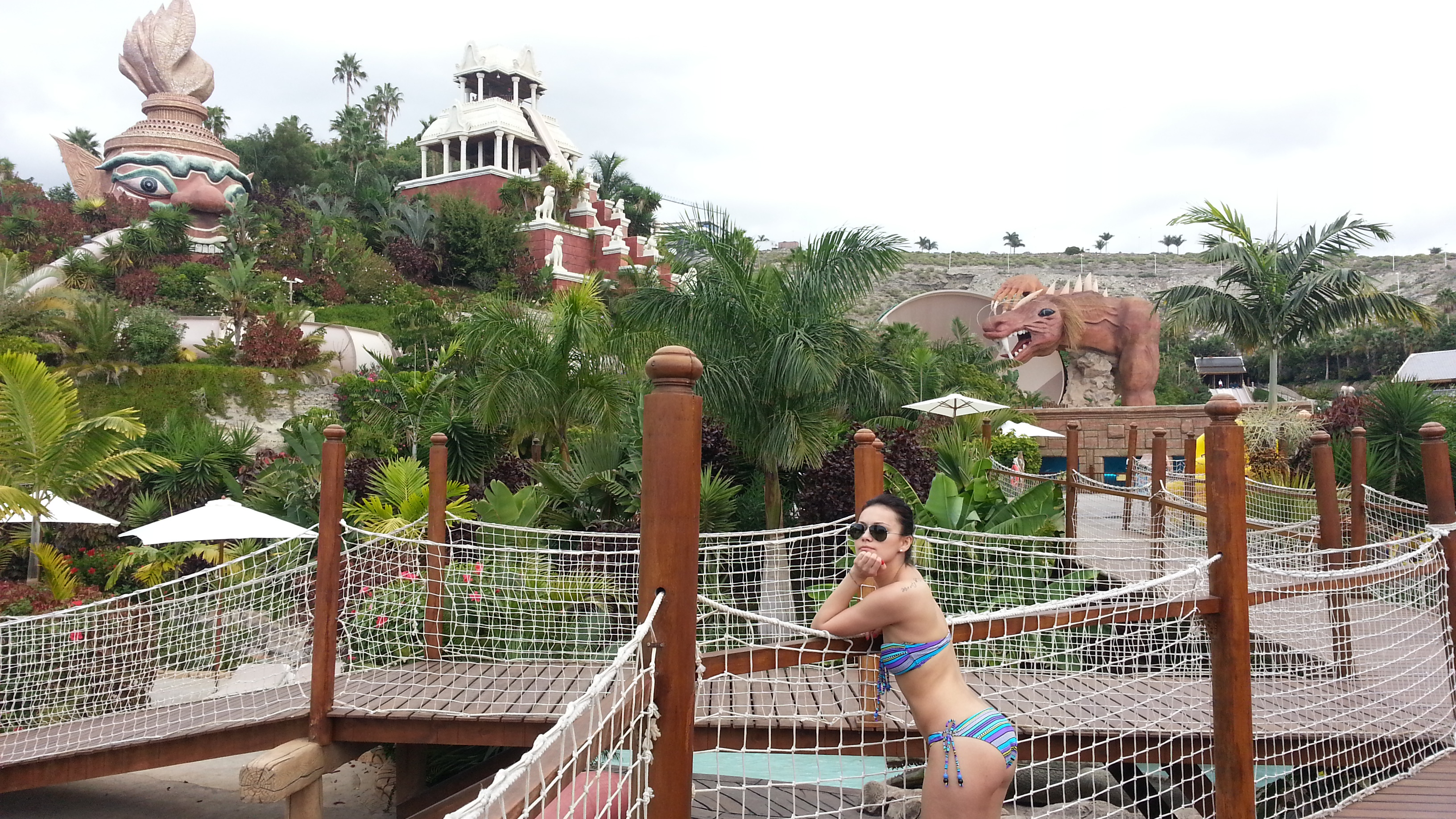 Oana a facut senzatie in costumul de baie minuscul