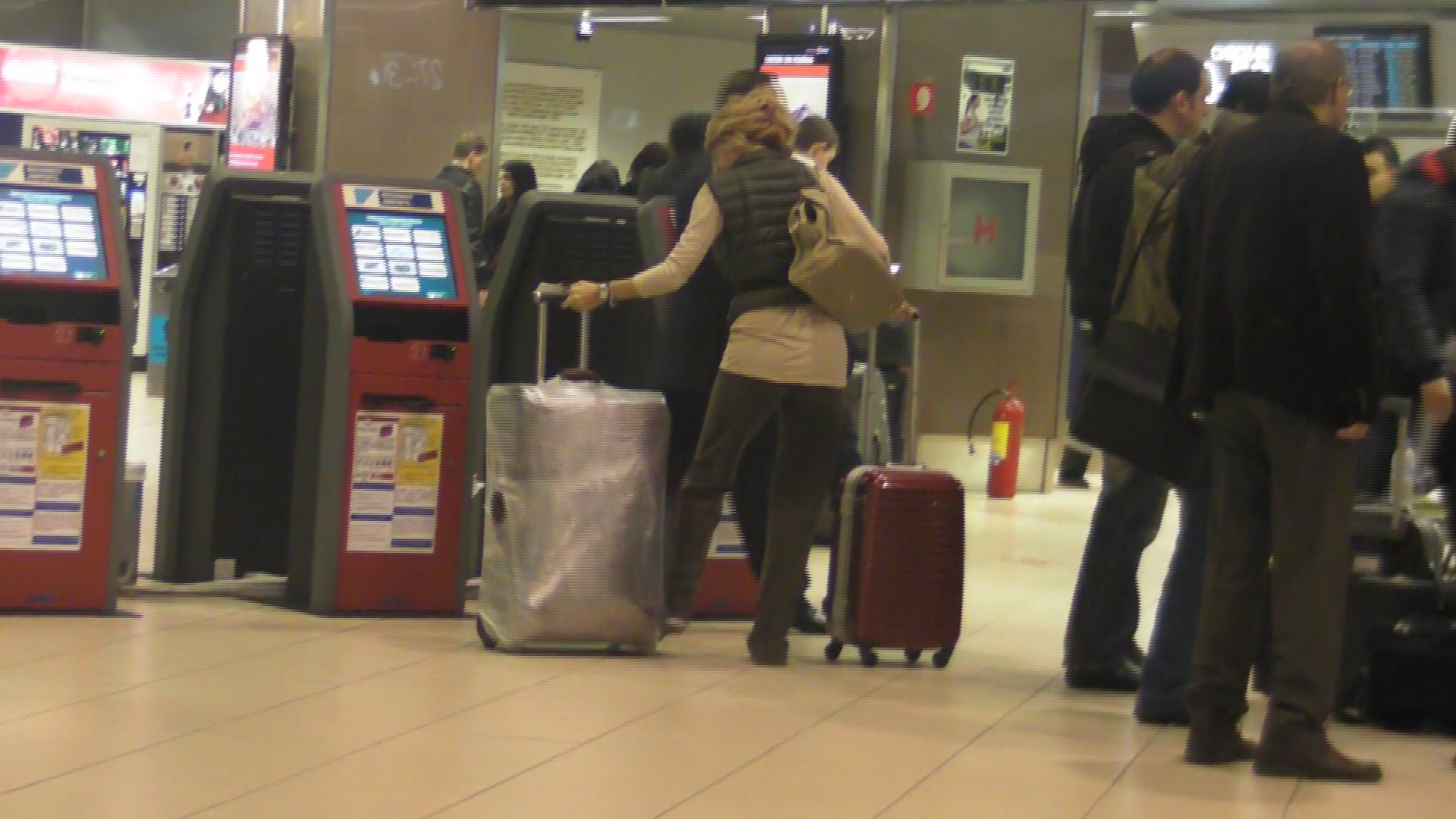 De frica ca bagajul ei sa nu pateasca ceva, fosta dansatoare l-a infoliat