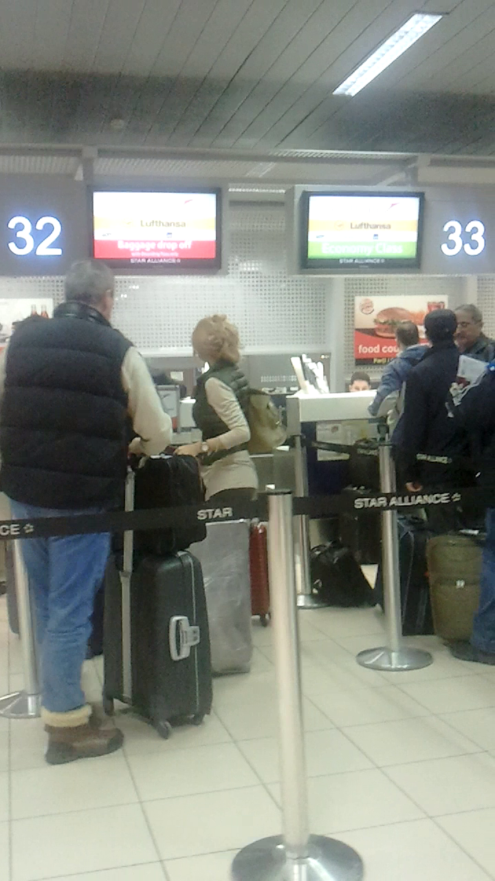 Blonda a luat avionul spre Munchen, unde urma sa faca escala