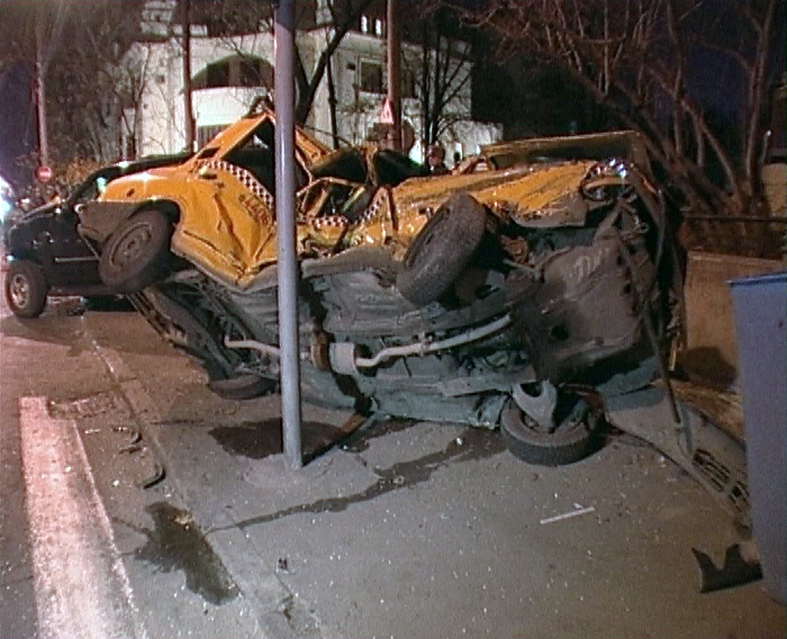 Intersecţia blestemată i-a făcut maşina praf lui Tibi Scobiola! Artistul nu a acordat prioritate şi s-a izbit într-un taxi!