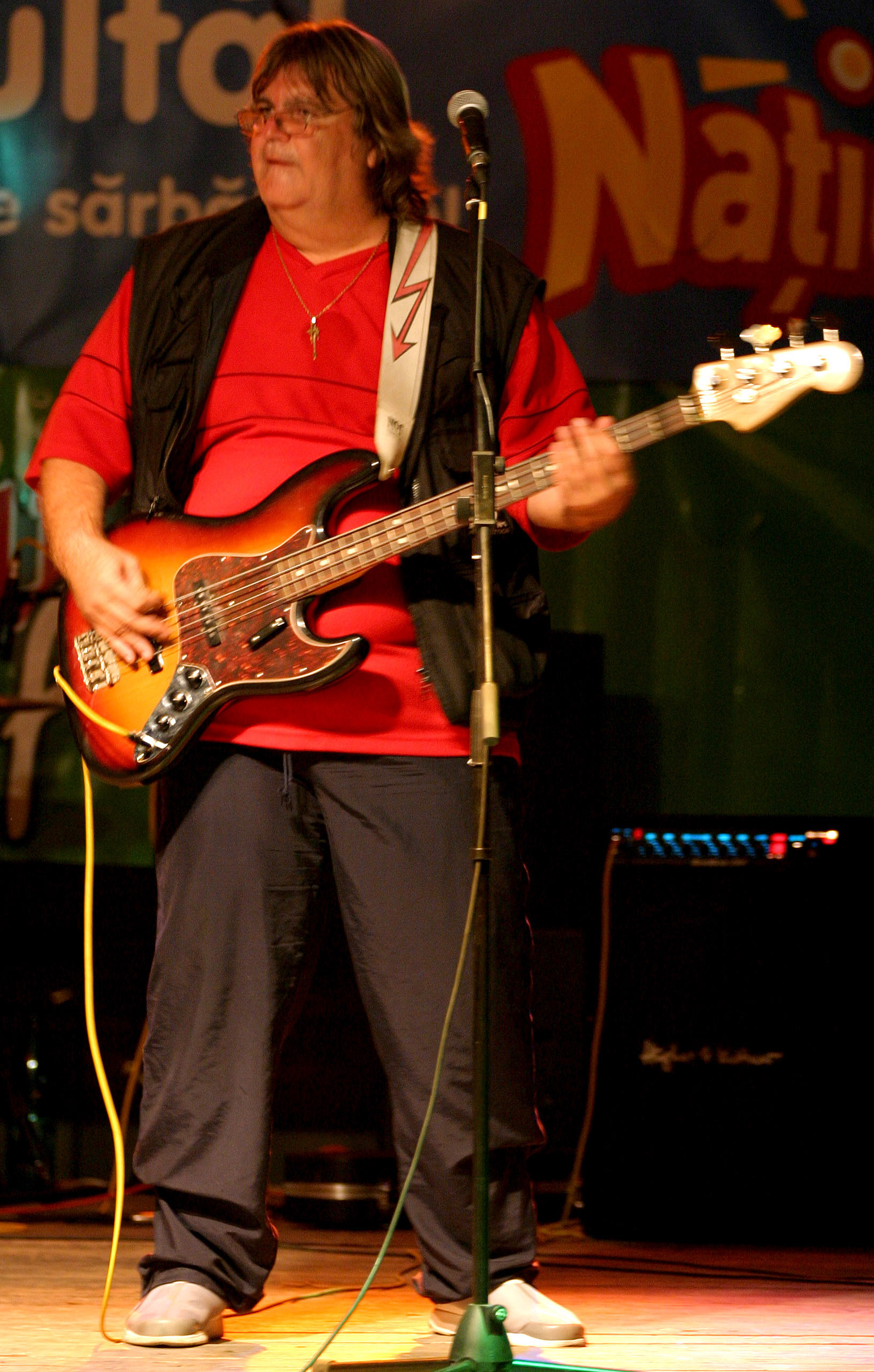 Intersecţia blestemată i-a făcut maşina praf lui Tibi Scobiola! Artistul nu a acordat prioritate şi s-a izbit într-un taxi!