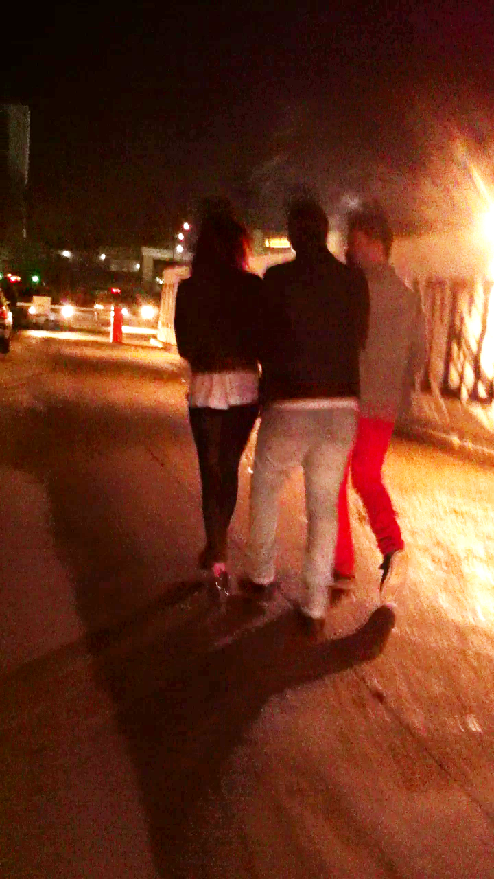 Artista paraseste clubul alaturi de iubitul ei si un prieten