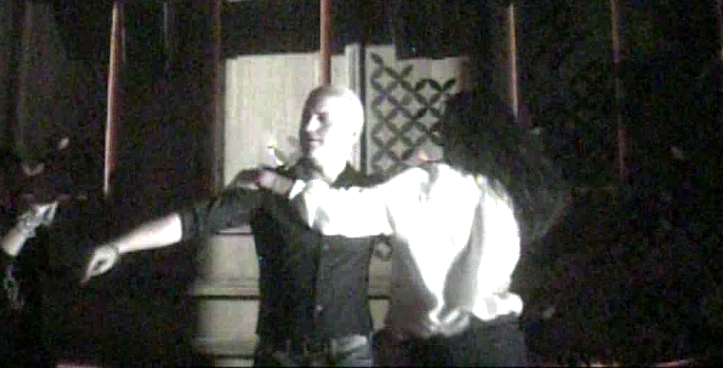 Prezentatorul TV a invartit-o pe domnisoara pana s-a ametit