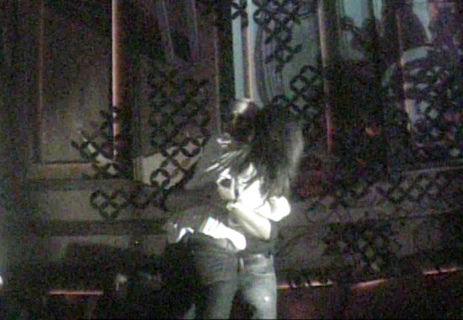 Iantu o ia in brate pe tanara si o ridica pe sus