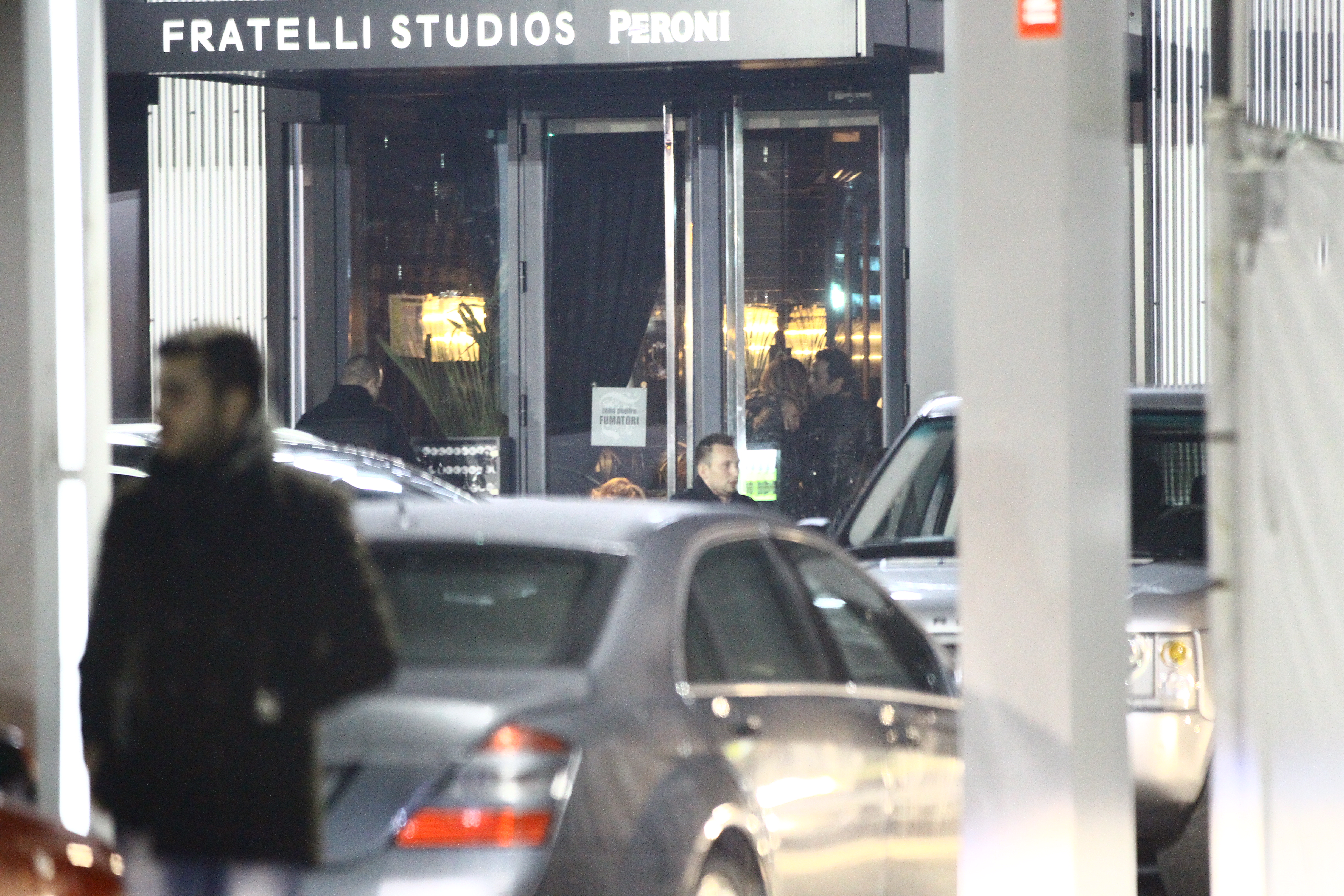 Jimmy o saruta pe blonda la iesirea din club