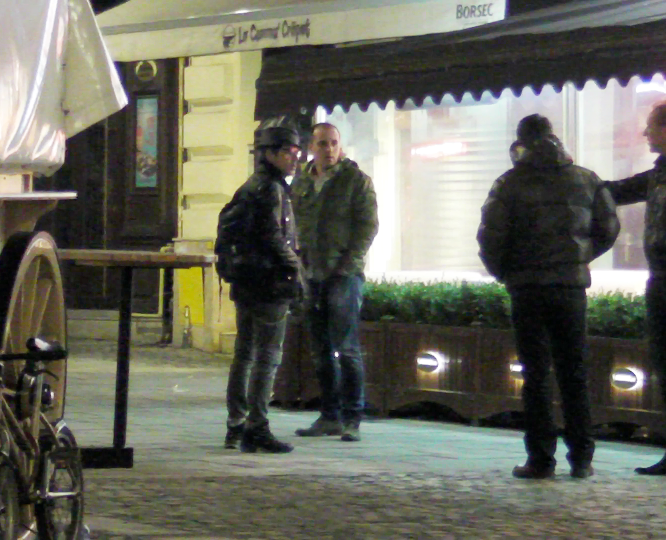 Artistul si amicii lui s-au oprit in mijlocul drumului sa-si ia ramas bun si au mai stat putin de vorba