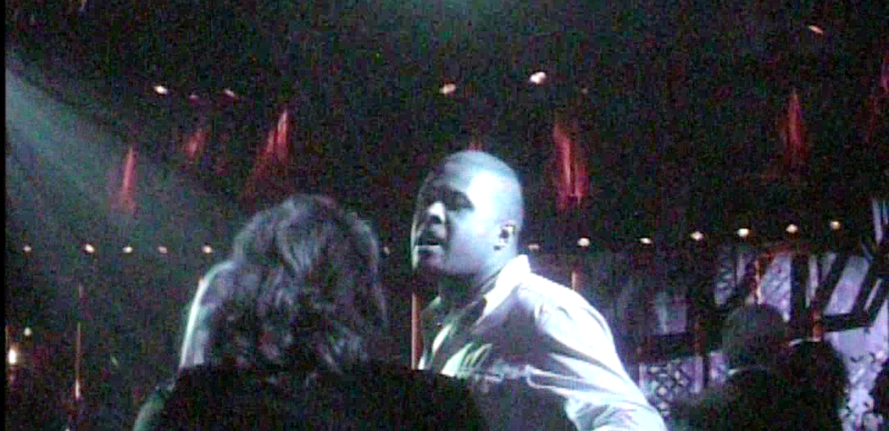 Pe langa faptul ca este un dansator desavarsit, prezentatorului TV ii place sa fredoneze orice piesa