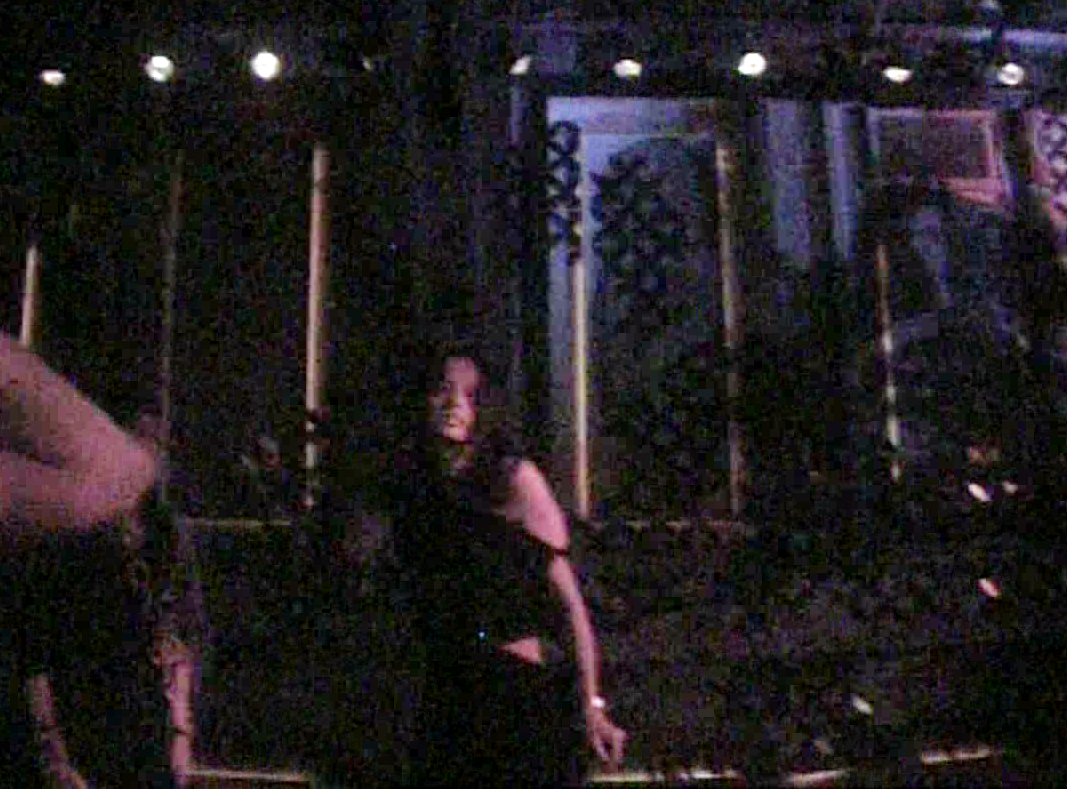 Cu bluza aproape cazuta de pe umeri, Raicu ofera un adevarat spectacol celor prezenti in club