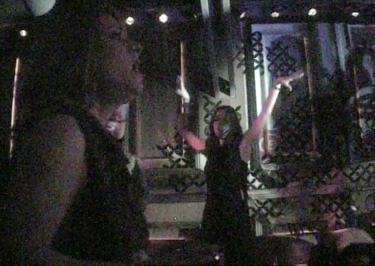 Vedeta TV este aproape in delir pe refrenum piesei 