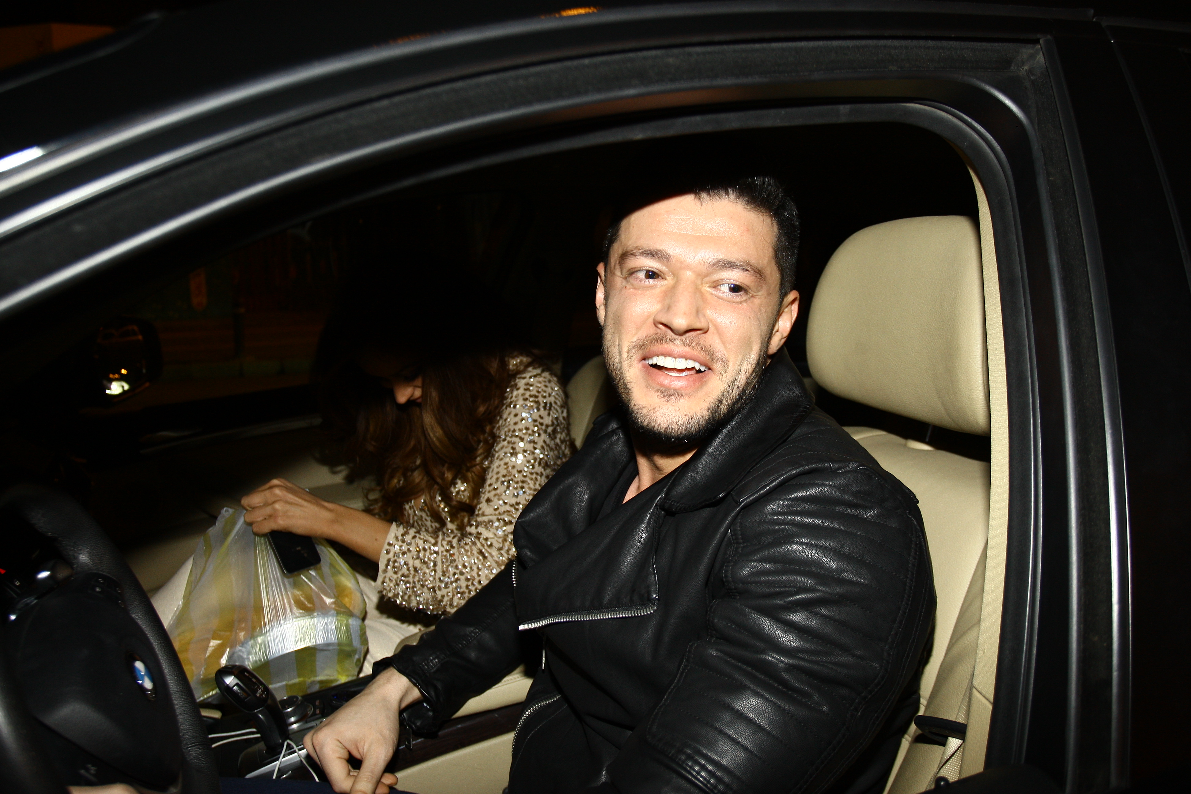 Bianca a pus monopol pe pachete, iar Victor a apasat pedala de acceleratie si a pornit nerbdator catre casa