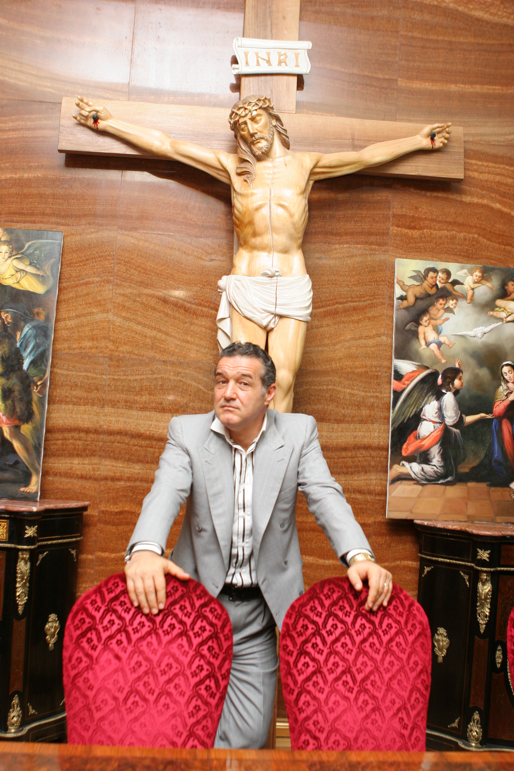 Omul de afaceri nu si-ar da acord sa apara pe coperta unui album, decat daca ar contine muzica populara, religioasa sau simfonica