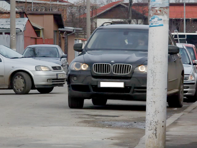 Bruneta a stat minute in sir in masina