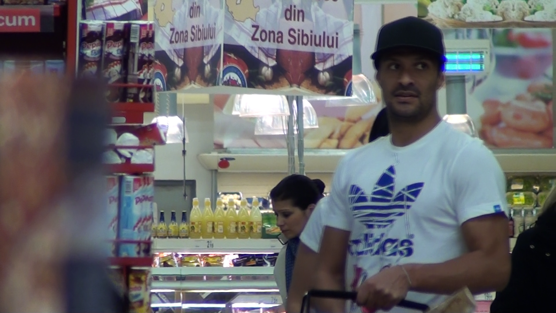 Fotbalistul nu s-a cuplat cu vreun fotomodel sau asistenta TV ci a ales o fata obisnuita