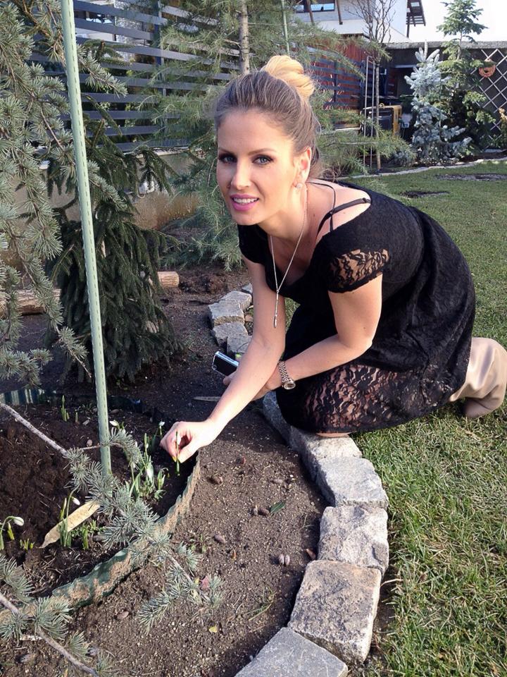 Andreea Bănică are primăvara acasă! Uite ce a găsit artista în curte de dimineaţă!