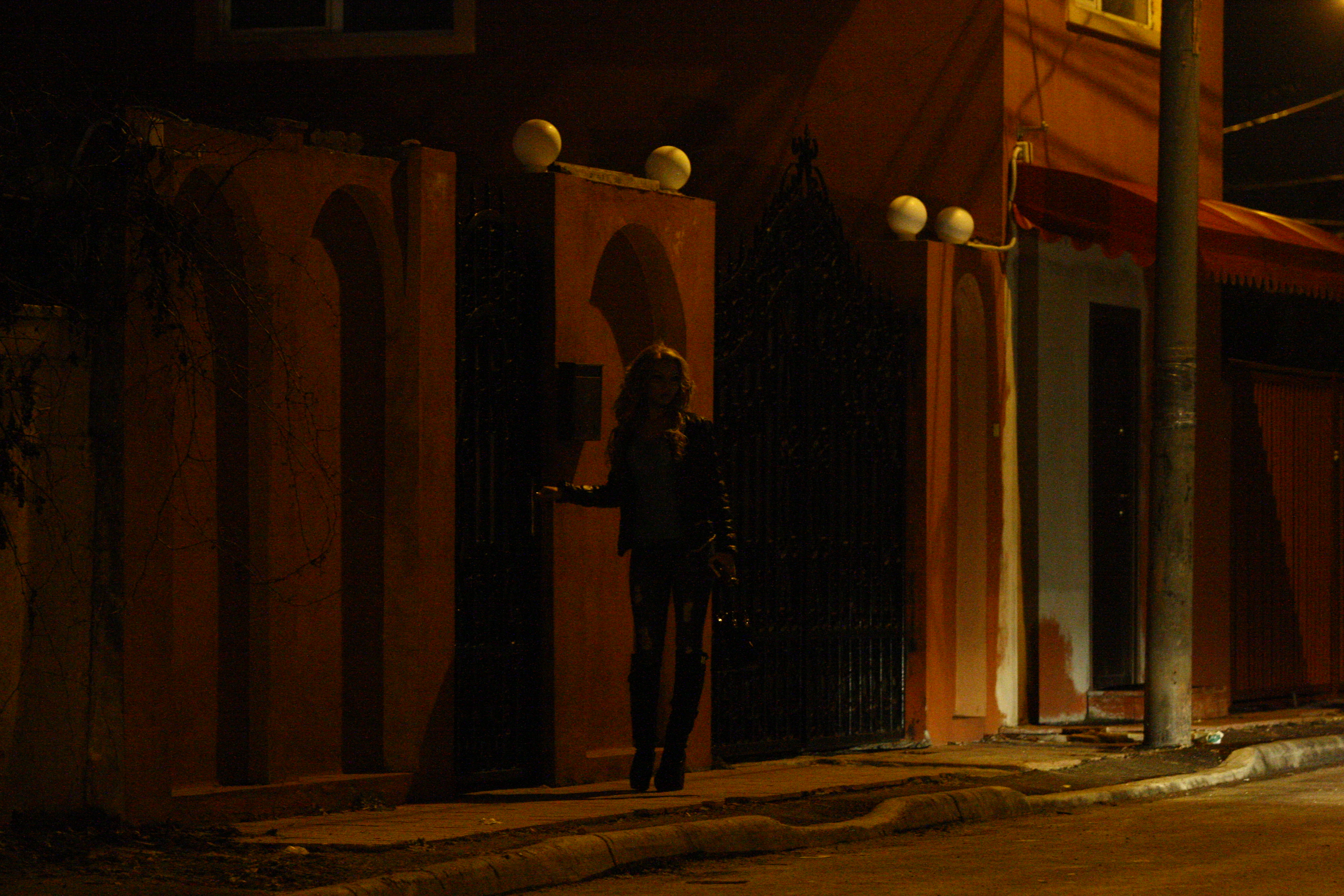 Madalina a parasit studioul in viteza si s-a grabit catre masina