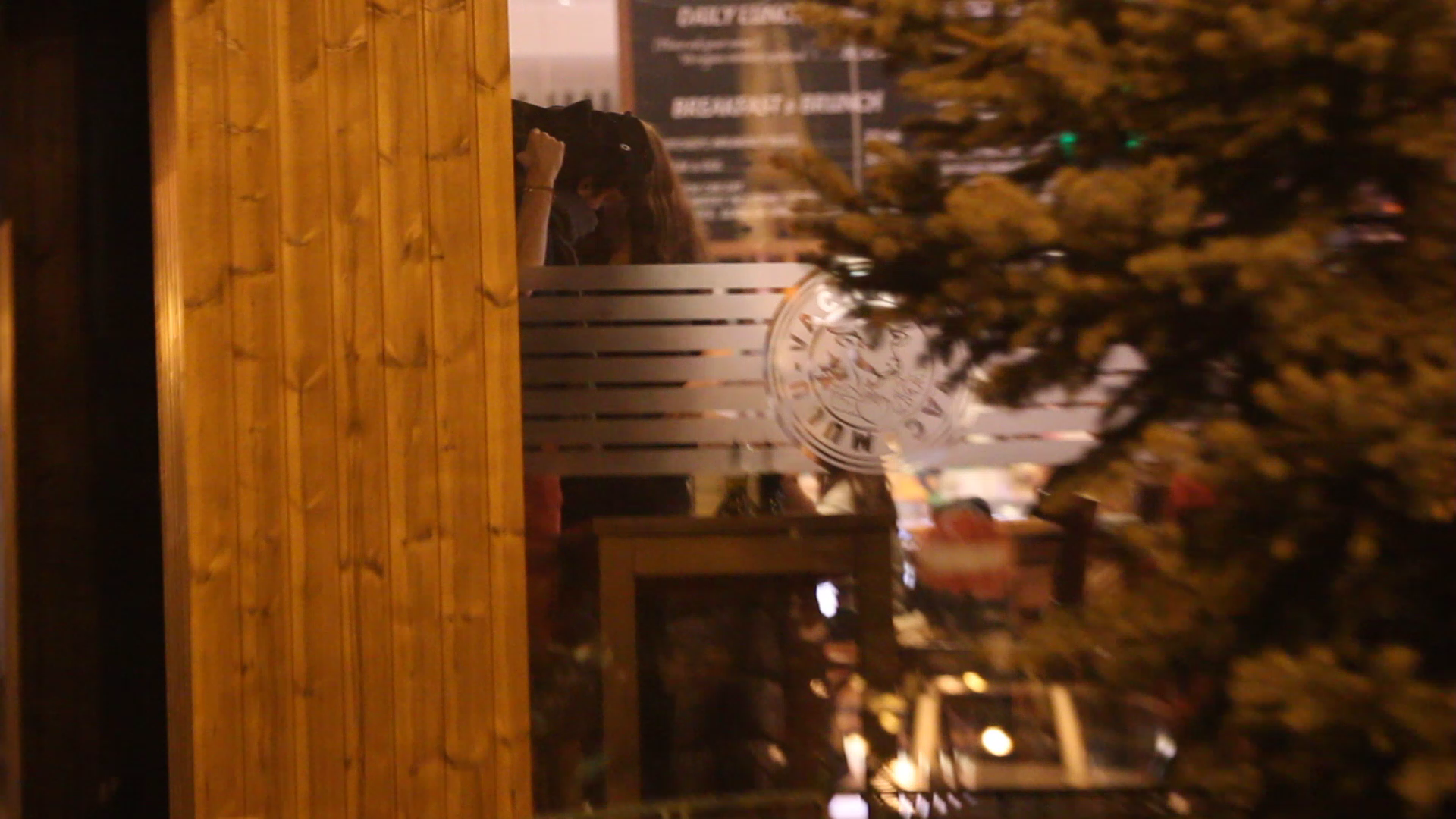 In momentul in care au plecat de la restaurant, Rita s-a oferit sa-l ajute pe Alex sa se imbrace