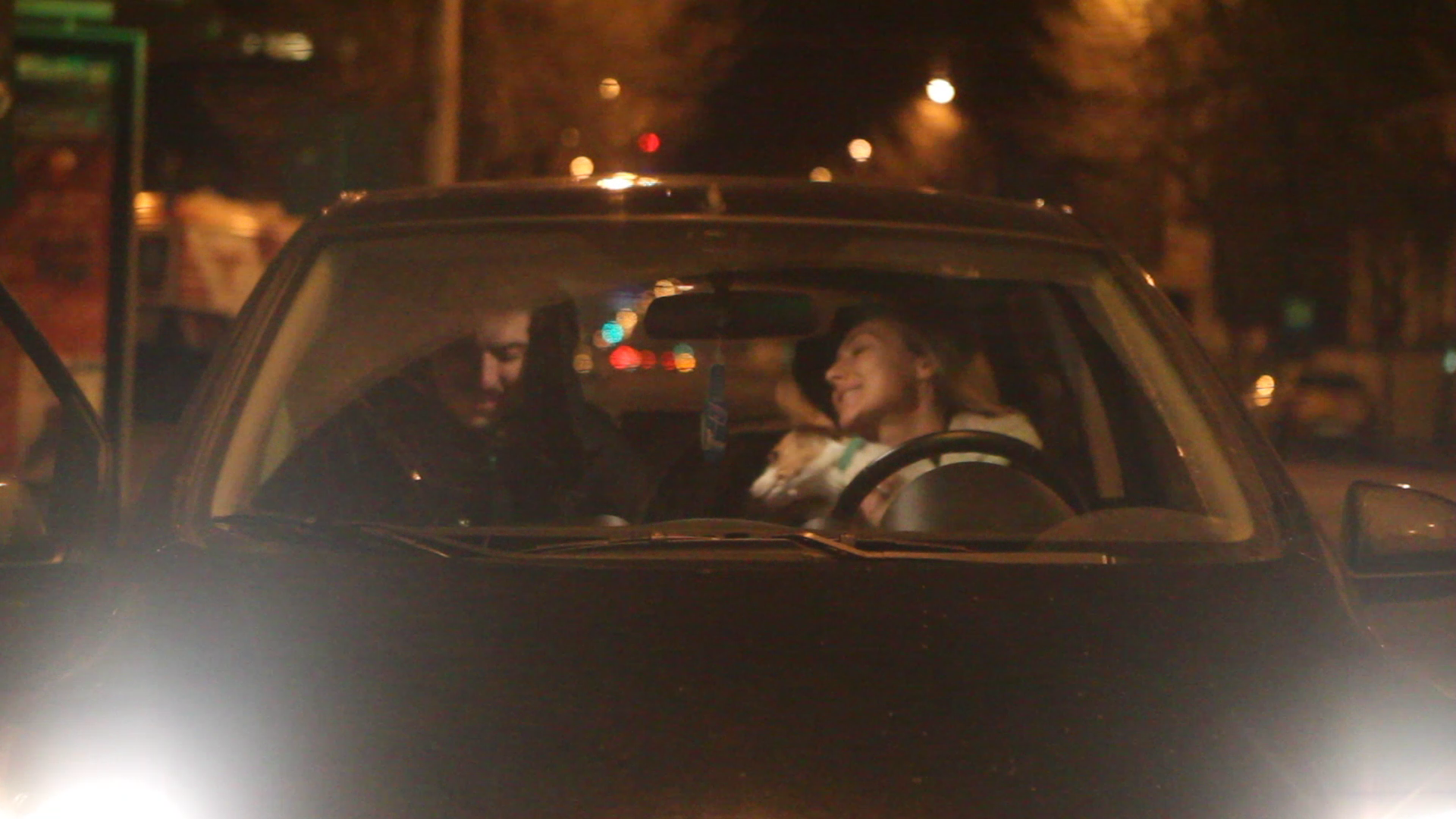 Dupa aproximativ 20 de minute, pe Alex a venit sa-l ia iubita lui, cei doi plecand impreuna