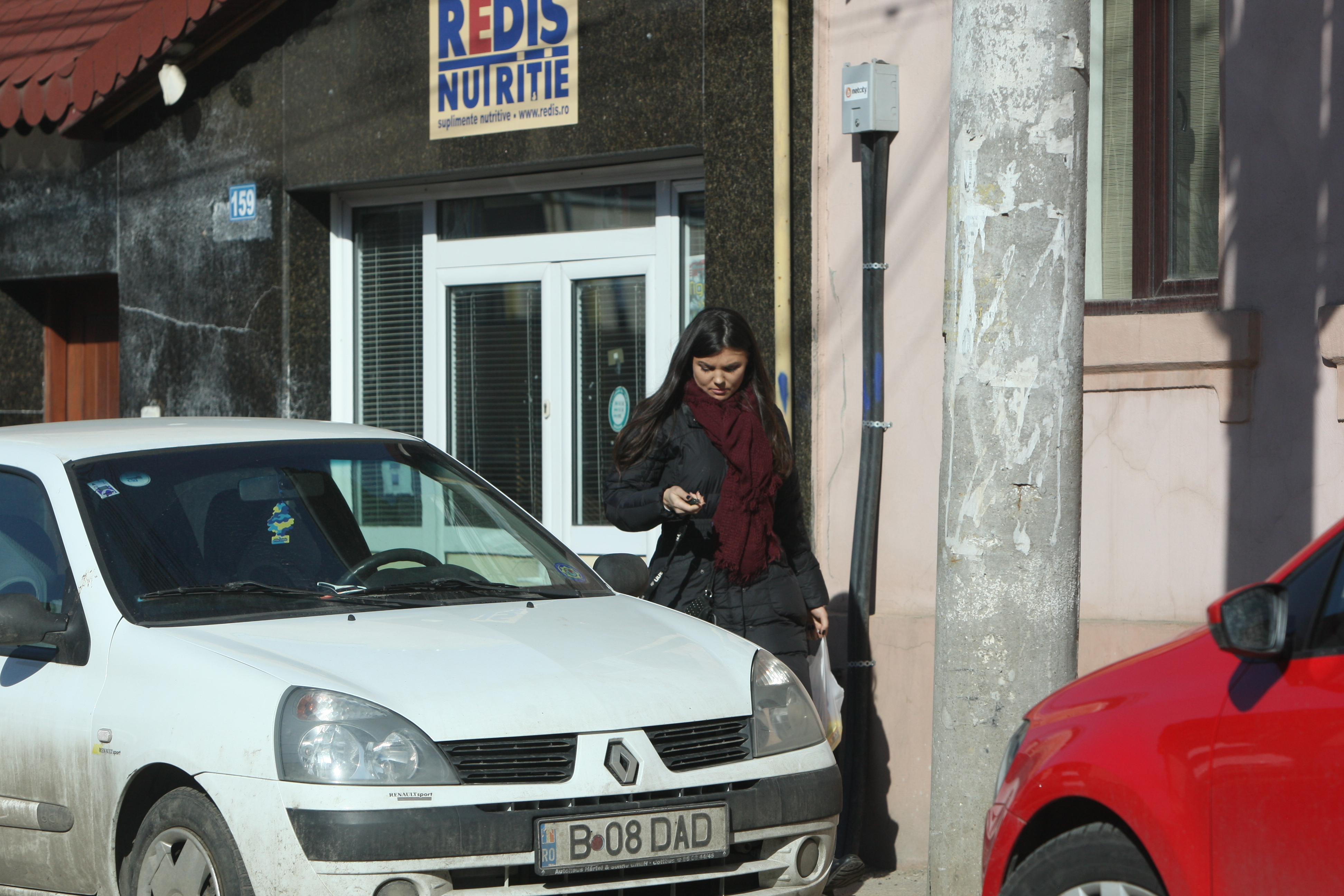 Cantareata iese din magazinul cu produse naturiste