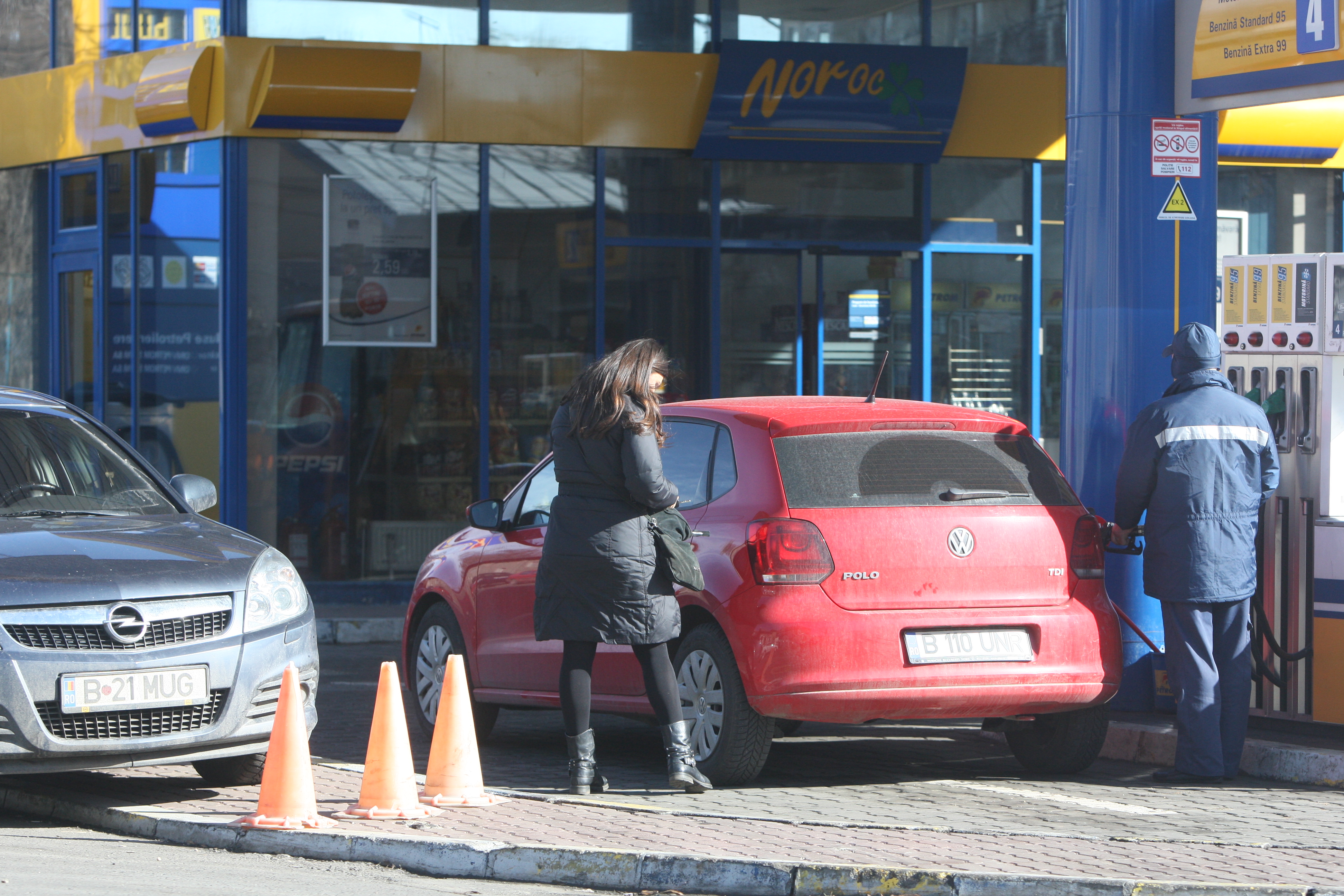 Dupa ce si-a cumparat batoanele mult dorite, artista merge sa alimenteze masina cu benzina