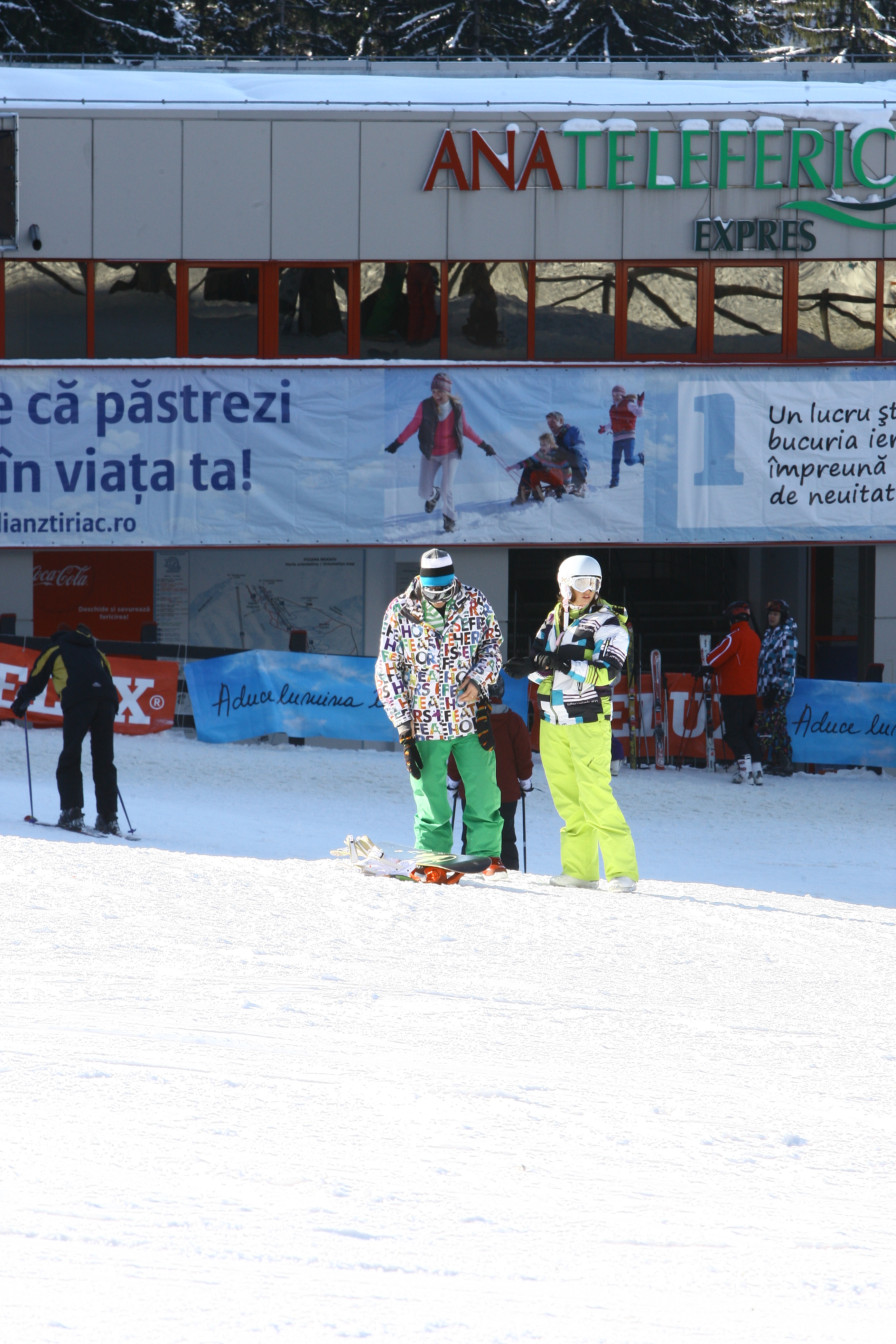 Roxana si sotul ei petrec aproape toata iarna la munte, pe partie