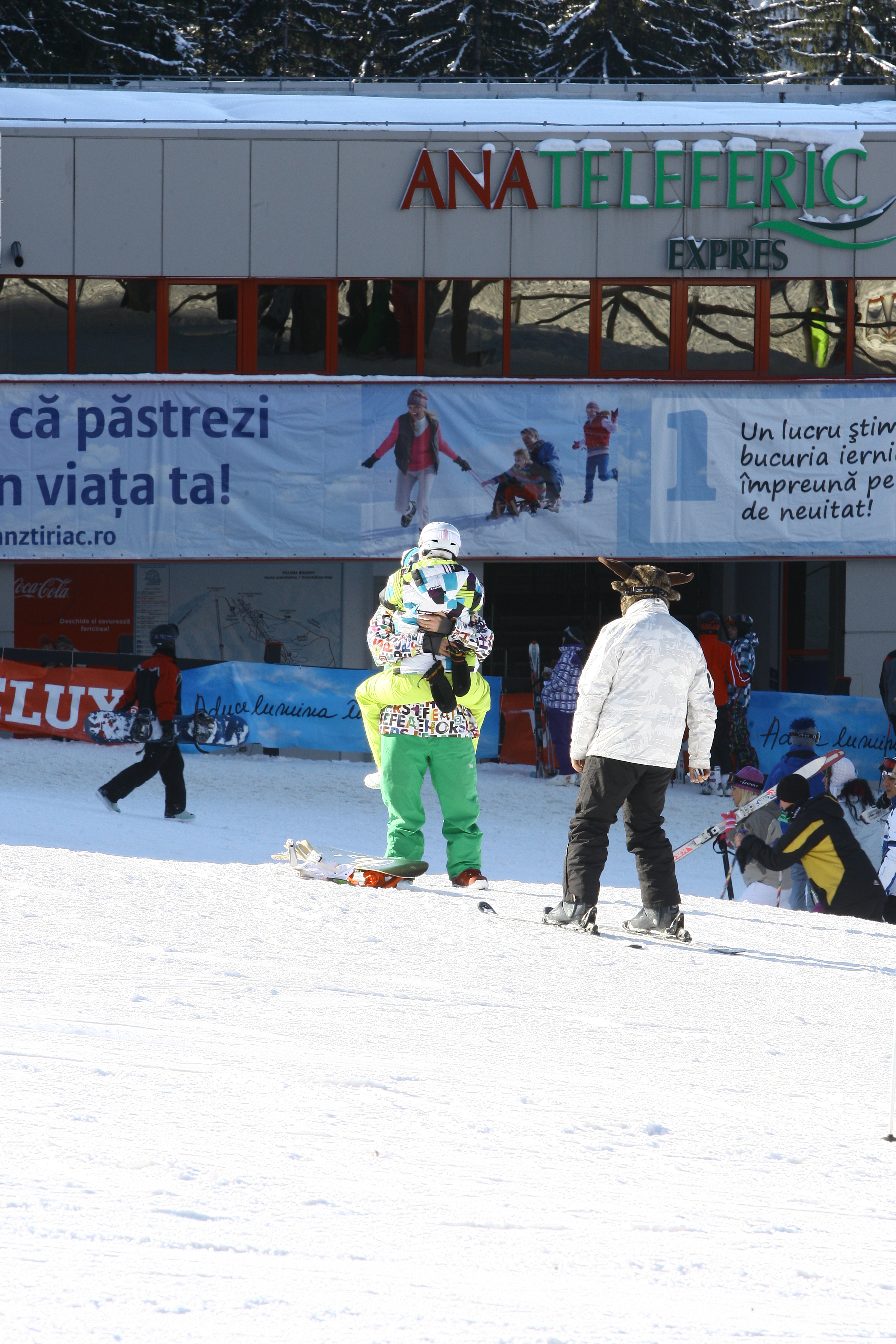 Cei doi isi arata dragostea chiar si pe partia de schi