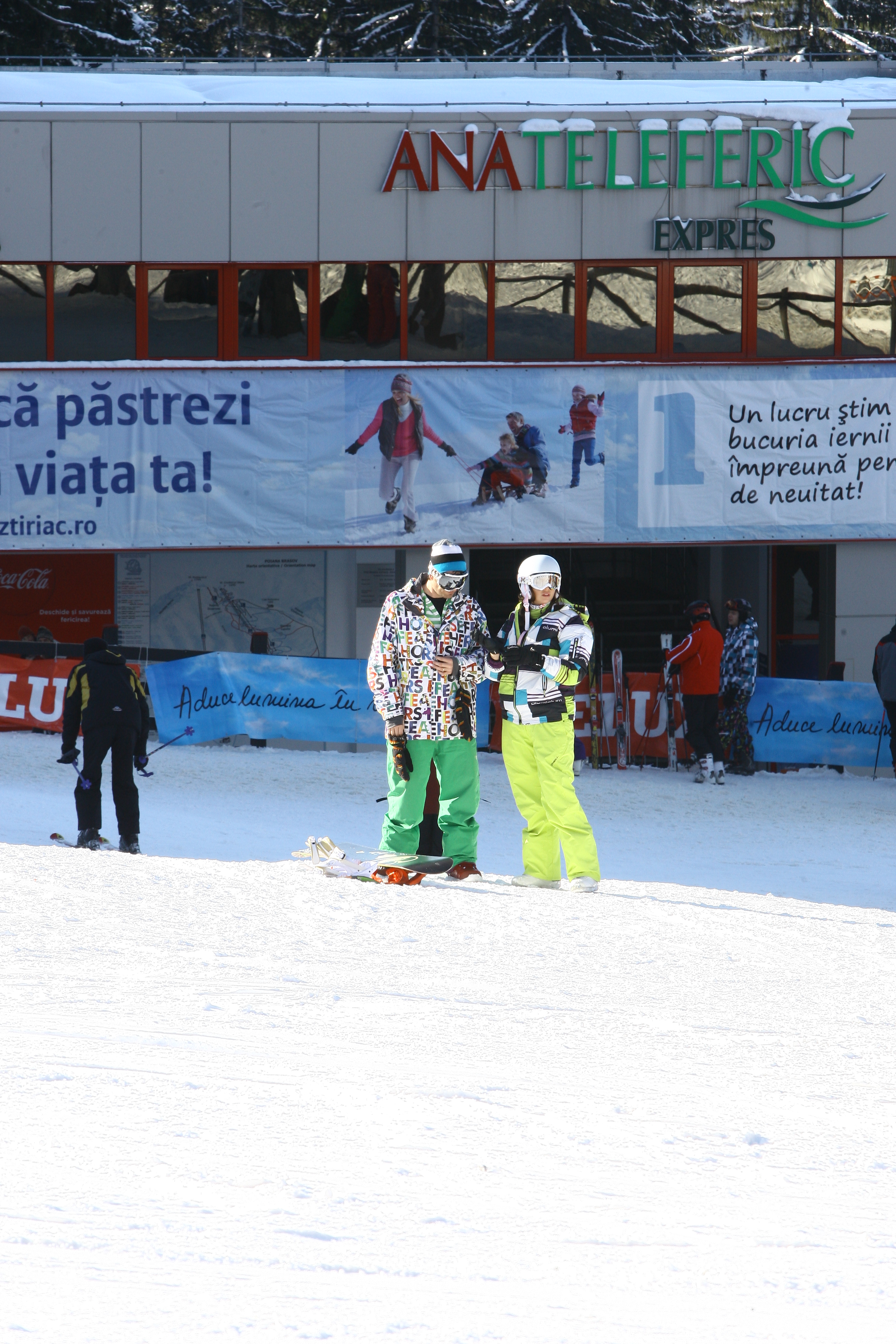 Mihai are grija ca tanara sa nu fie ranita pe partie