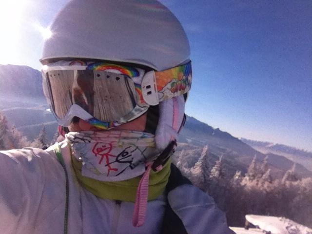 Roxana nu renunta la casca nici atunci cand face pauza