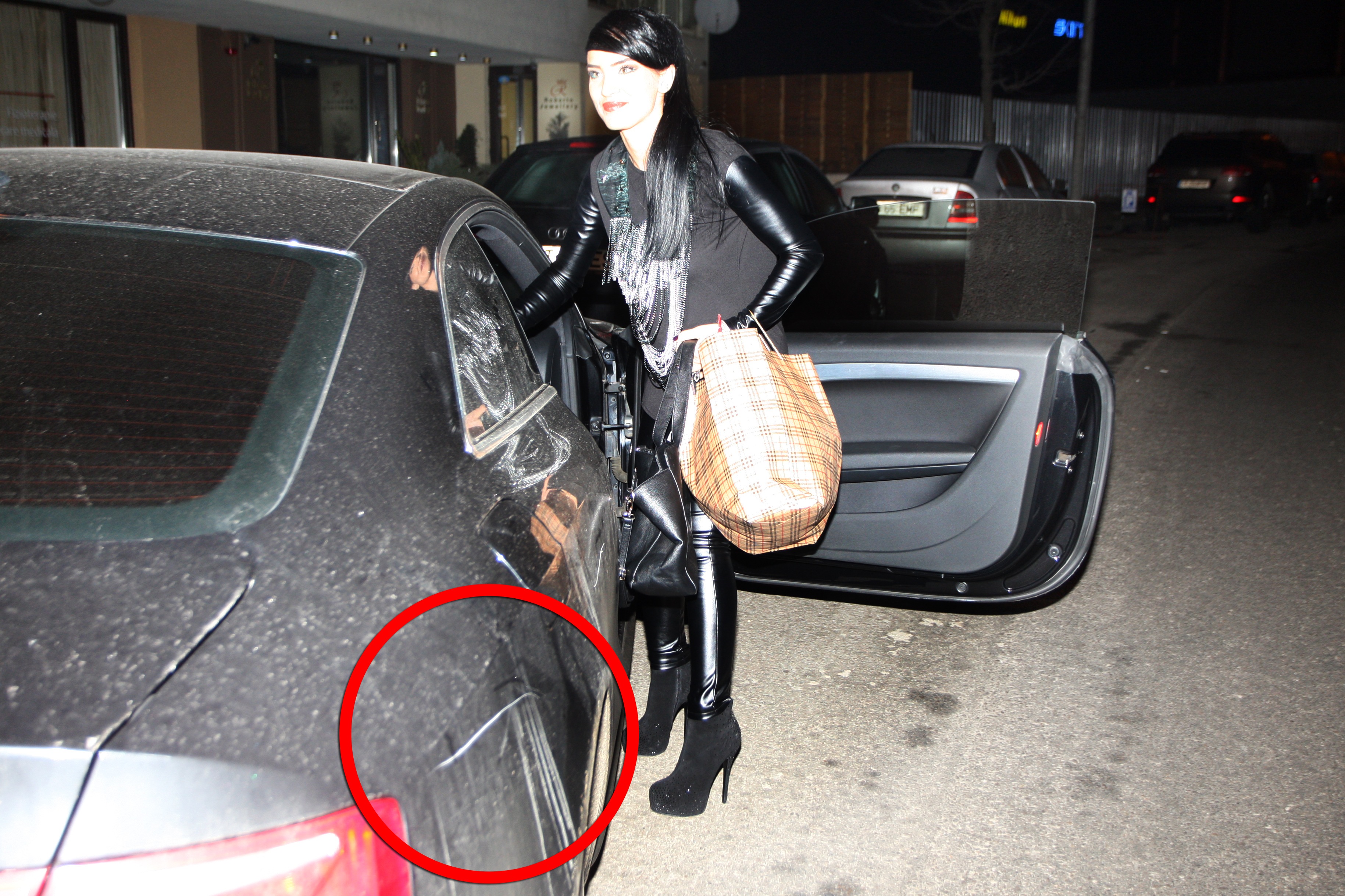 Bruneta s-a ingrozit cand a vazut in ce hal ii este zgariata masina