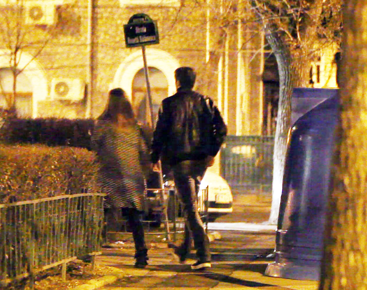 Pentru ca isi parcasera masina destul de departe de restaurant, cei doi au avut facut o plimbare nocturna