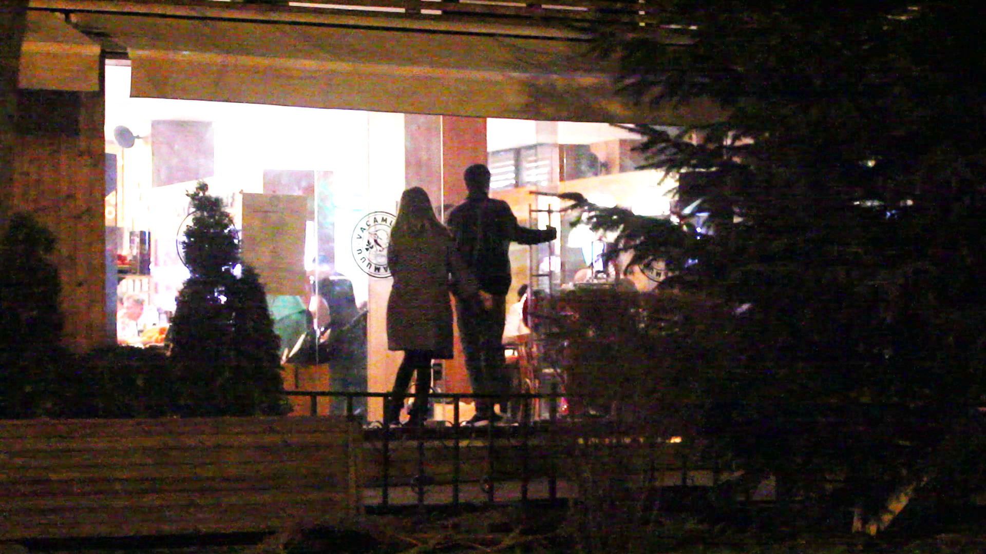 Actorii intra de mana in restaurantul select