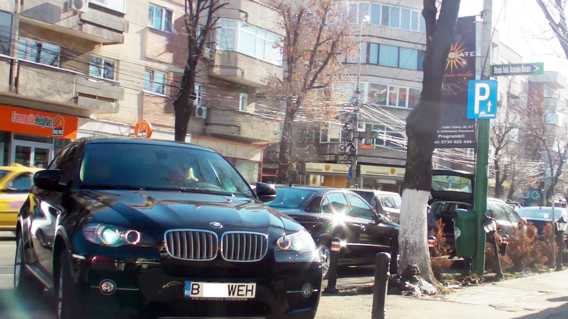 Blonda a vrut sa scoata masina cu spatele, direct in mijlocul strazii