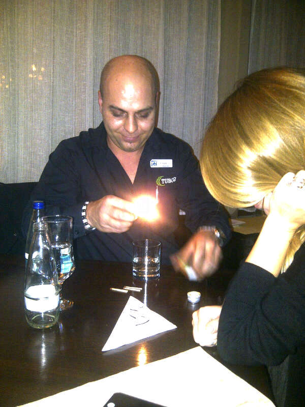 Chelnerul i-a descantat dupa un ritual vechi cu chibrituri