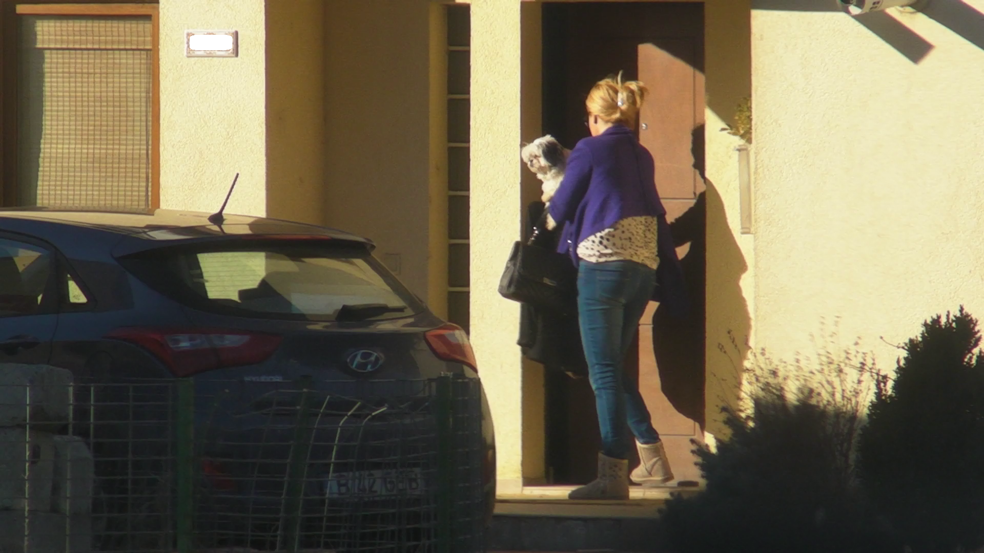 Blonda a intrat grabita in casa