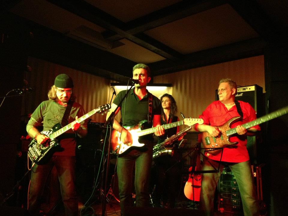 Ascultă aici în primă audiţie piesa cu care participă Robert Turcescu la Eurovision! Ce crezi, are şanse de reuşită?