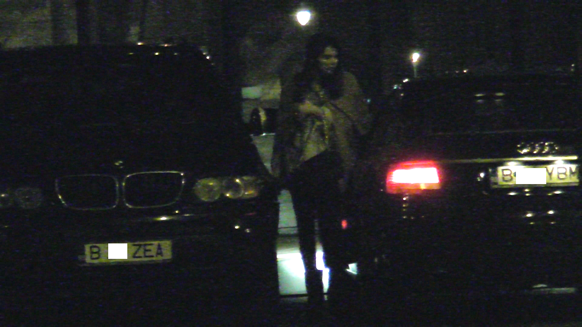 Tanara coboara destul de suparata din masina