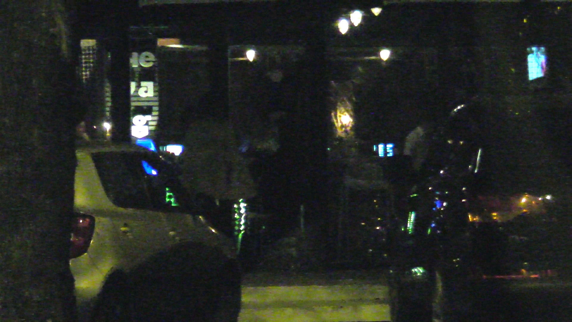 Vedeta intra singura in restaurant, unde deja o astepta cineva