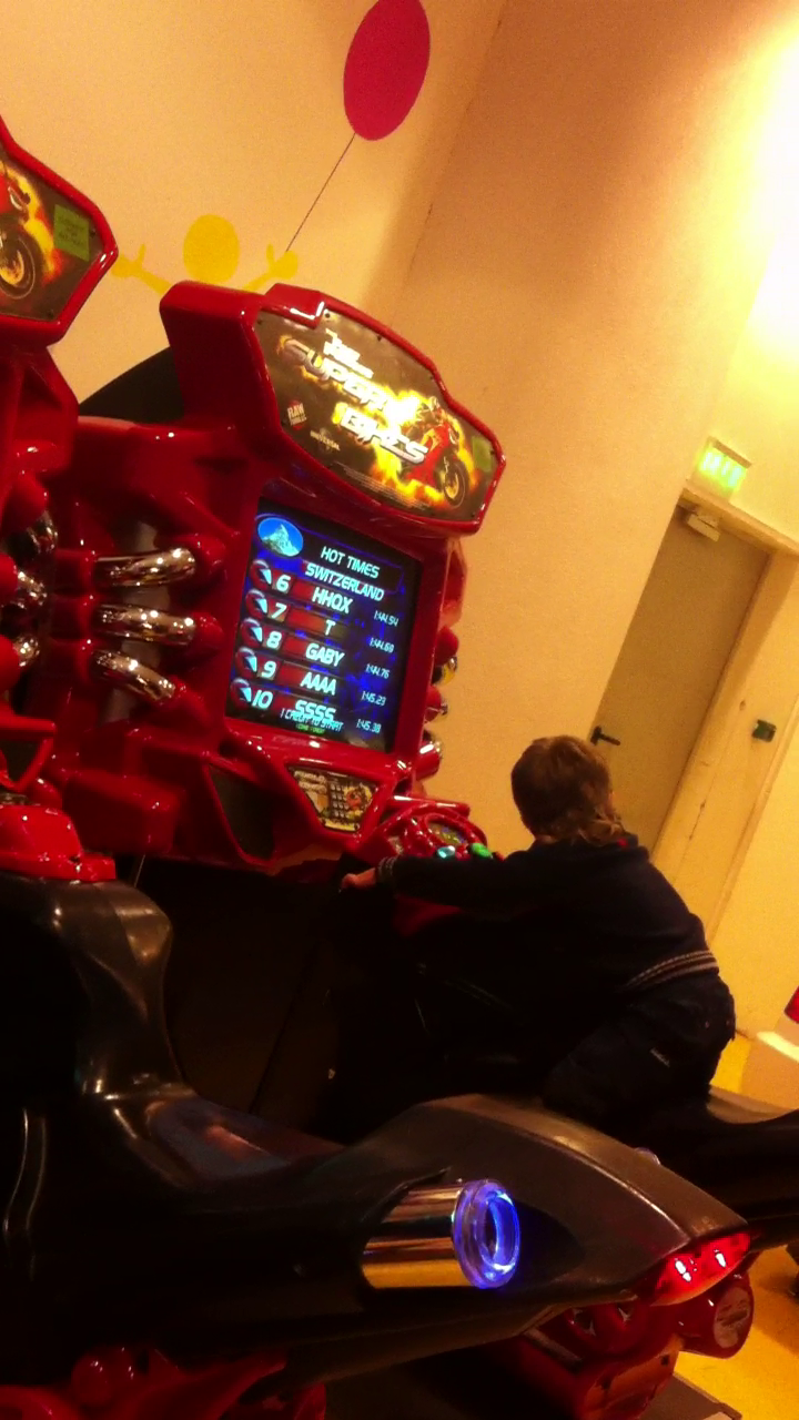 La numai trei ani, fiul lui Petre Roman a primit acordul sa se dea in masinute, fara mama lui