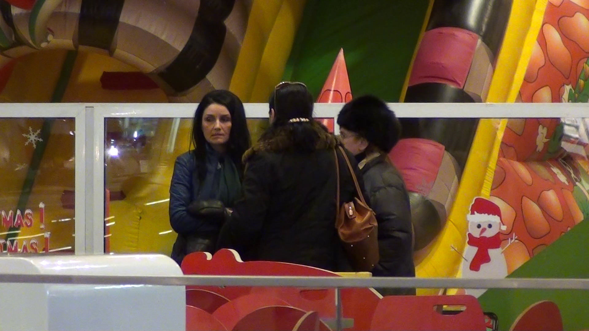 In timp ce fiul ei era la locul de joaca, Silvia se intretinea cu niste prietene