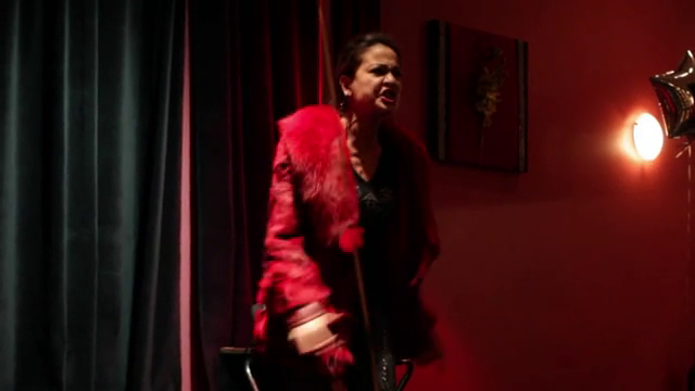 Mihaela s-a inrosit si a inceput sa tremure incercand sa fie cat mai convingatoare