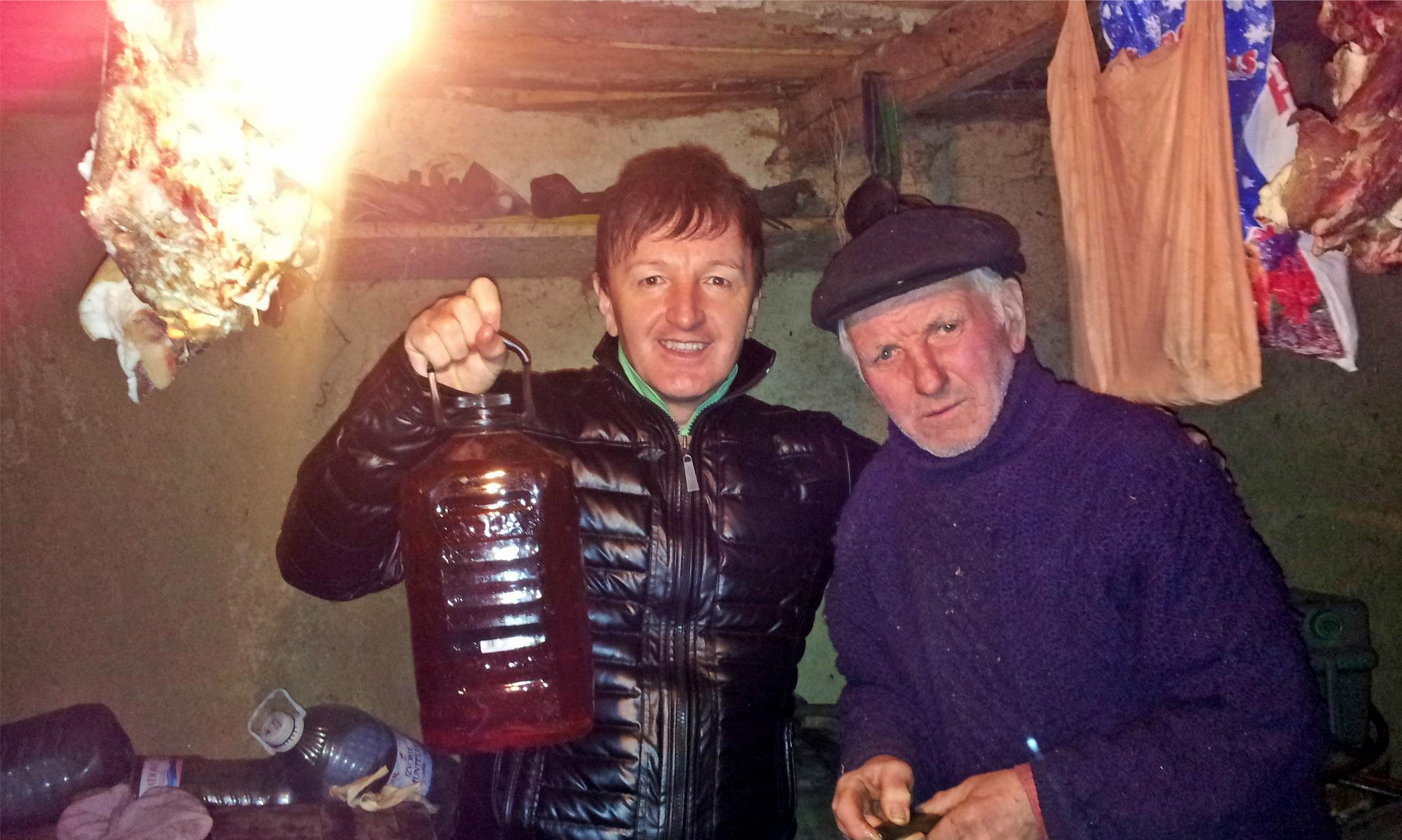 Solistul are o relatie foarte apropiata cu tatl lui, pe care il viziteaza saptamanal, in satul natal